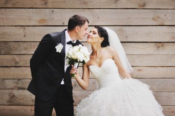 Novios besandose en casamiento