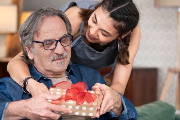 Hombre adulto recibe regalo de su hija